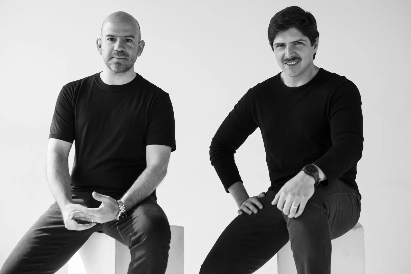 Álvaro Agurto y Emilio Segreste, co-fundadores de Markip, sentados en la oficina